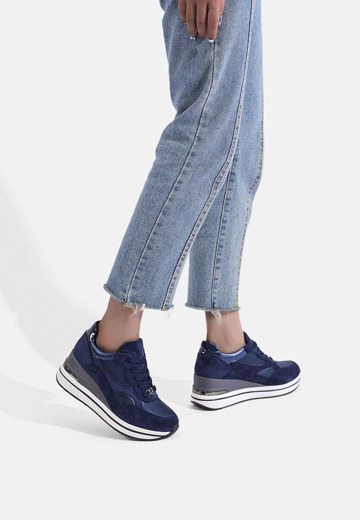 sneakers stringate colore blu con platform e logo sui lacci