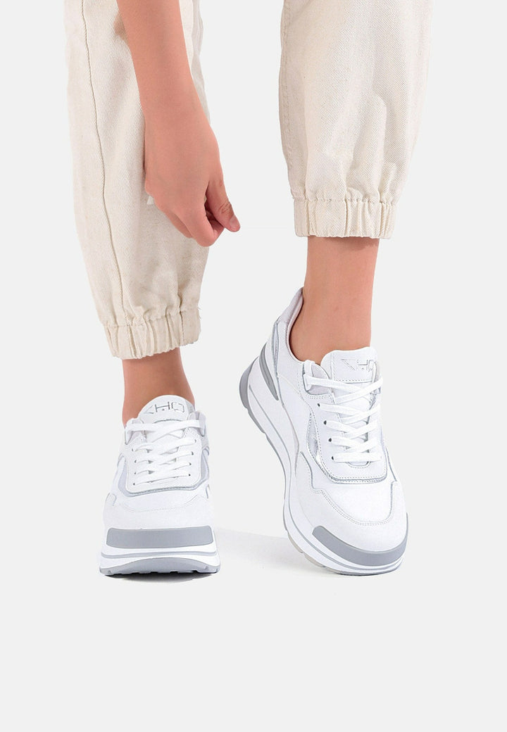 Sneakers stringate in vera pelle con suola alta colore bianco
