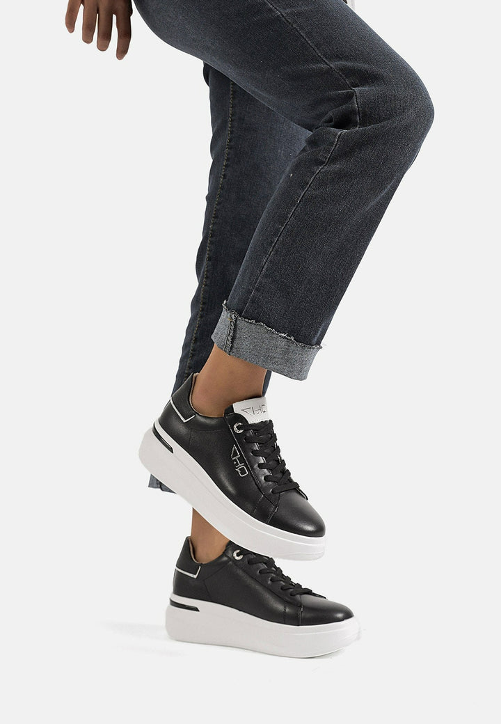 Sneakers stringate da donna in vera pelle colore nero con platform