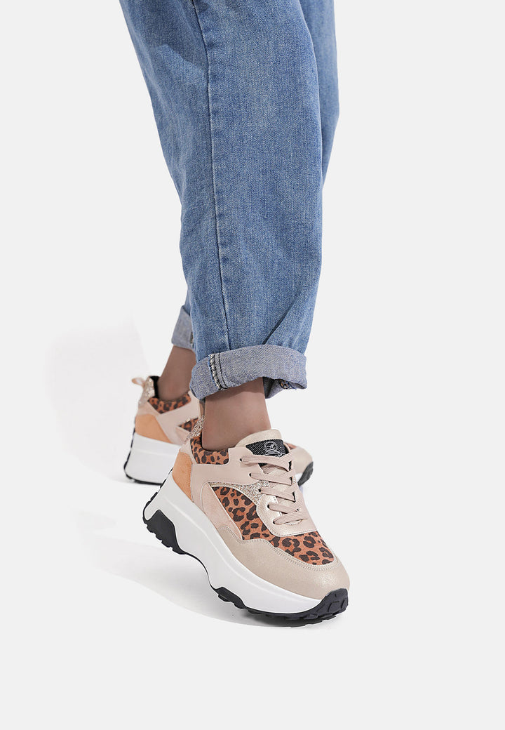 sneakers stringate colore beige con tomaia leopardata e con platform