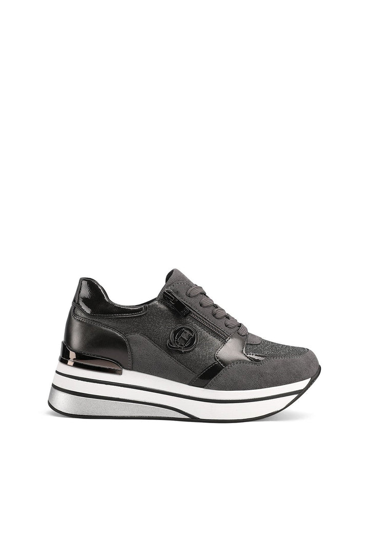 sneakers grigie con suola alta e lacci