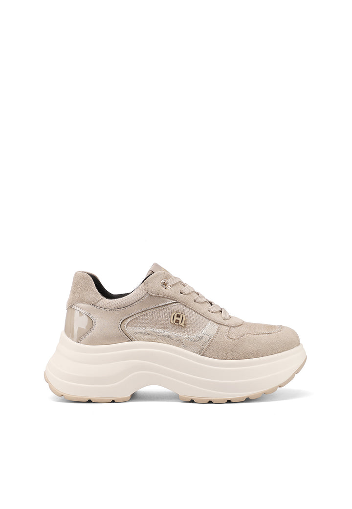 Sneakers da donna con zeppa in camoscio beige e inserti metallizzati