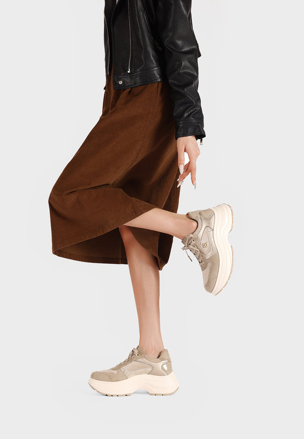 Sneakers da donna con zeppa in camoscio beige e inserti metallizzati
