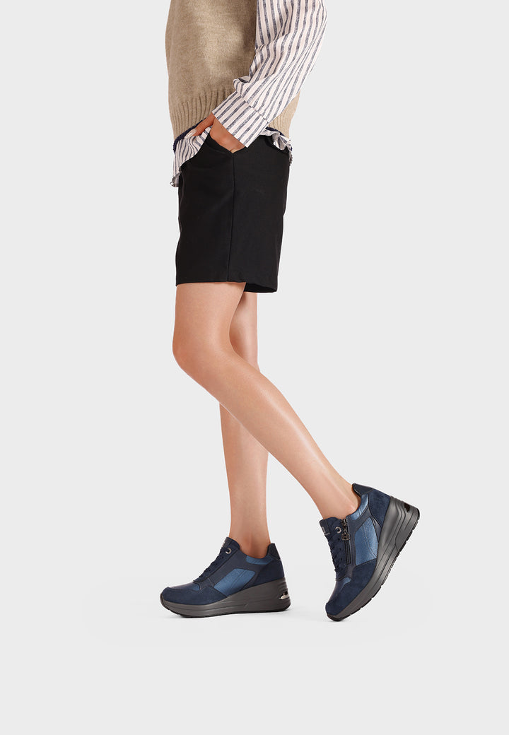 Sneakers da donna con zeppa in camoscio e inserti metallizzati 