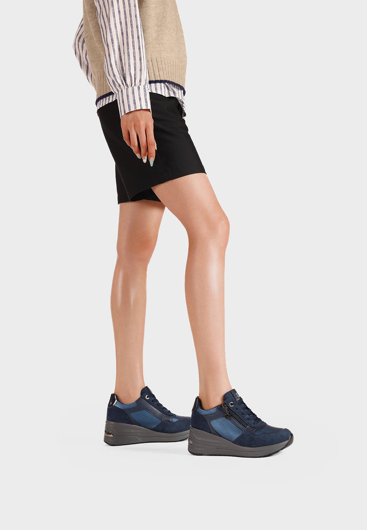 Sneakers da donna con zeppa in camoscio e inserti metallizzati 
