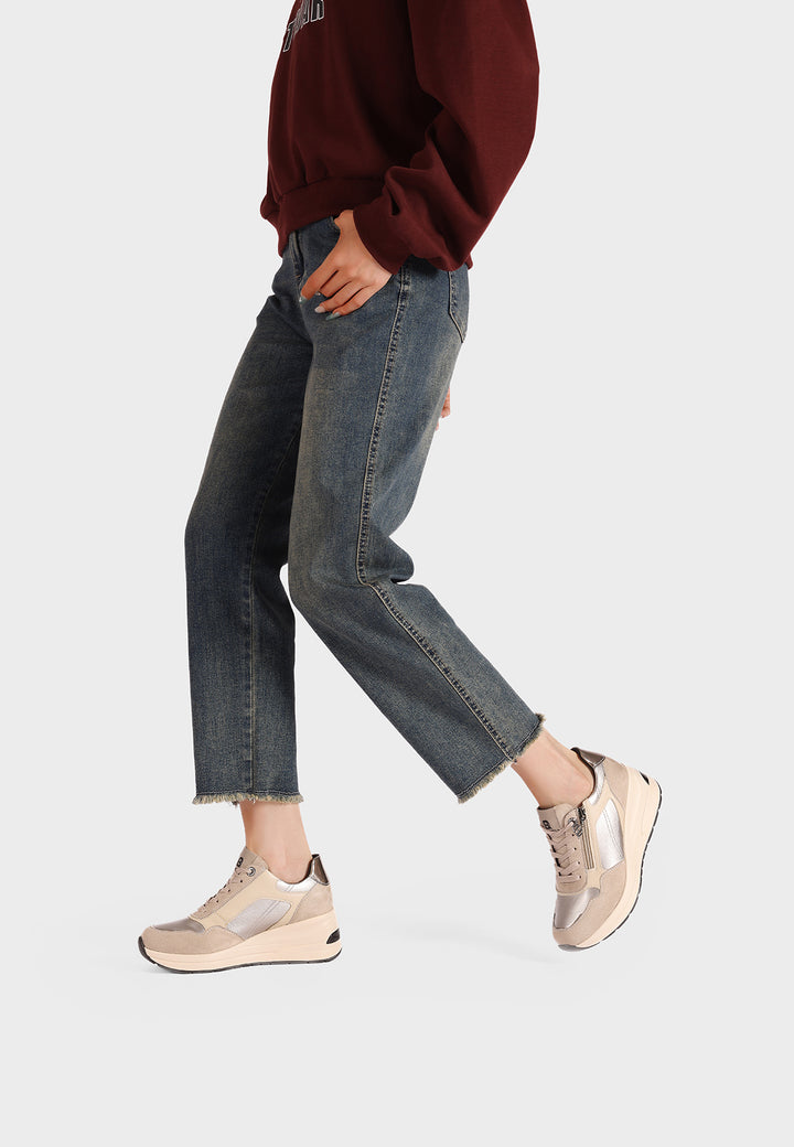 Sneakers da donna con zeppa in camoscio beige e inserti metallizzati argento