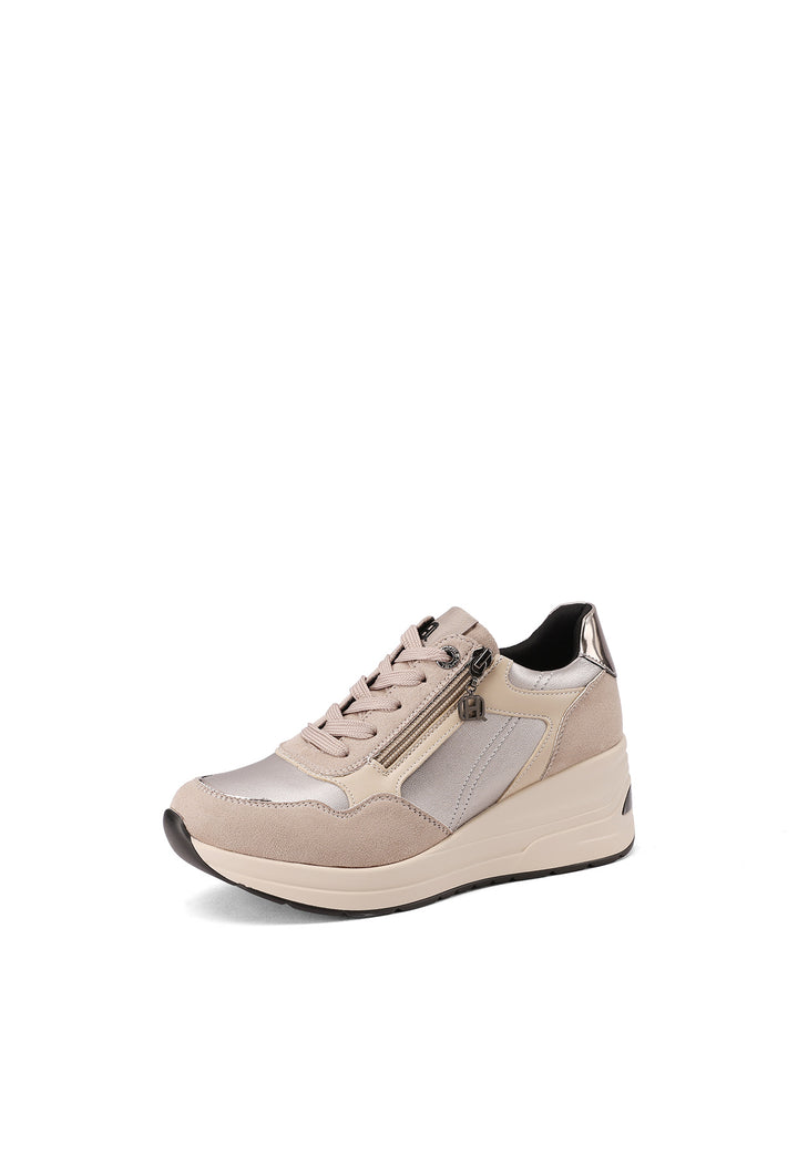 Sneakers da donna con zeppa in camoscio beige e inserti metallizzati argento