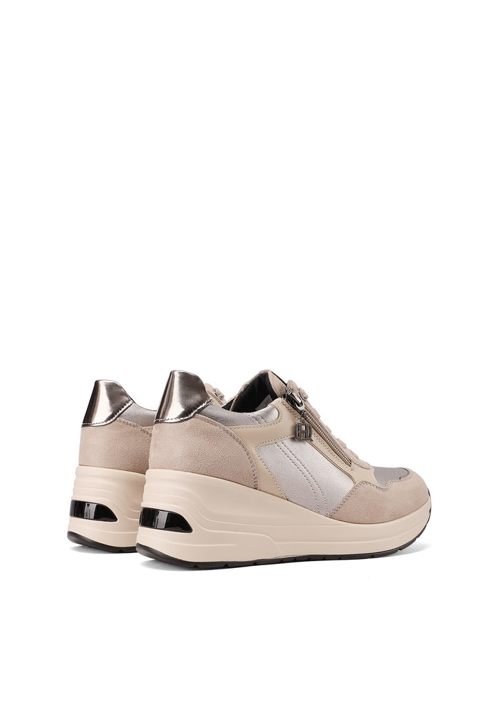 Sneakers da donna con zeppa in camoscio beige e inserti metallizzati argento