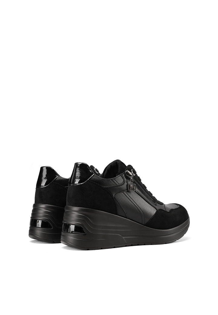 Sneakers da donna con zeppa in camoscio e inserti metallizzati 