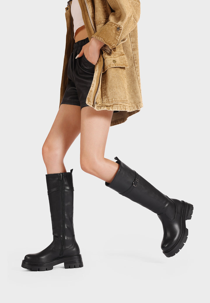 Stivali donna alti in ecopelle con fibbia e suola carrarmato neri