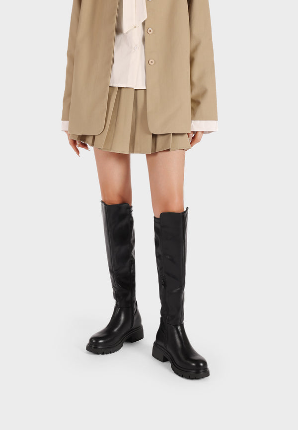 Stivali donna alti con suola carrarmato e linea minimal elegante