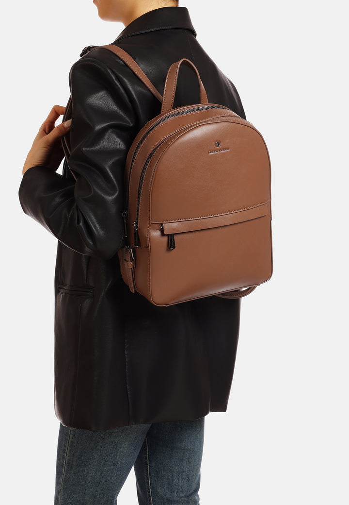Zainetto in ecopelle con doppia zip e tasca frontale con logo metallizzato, marrone