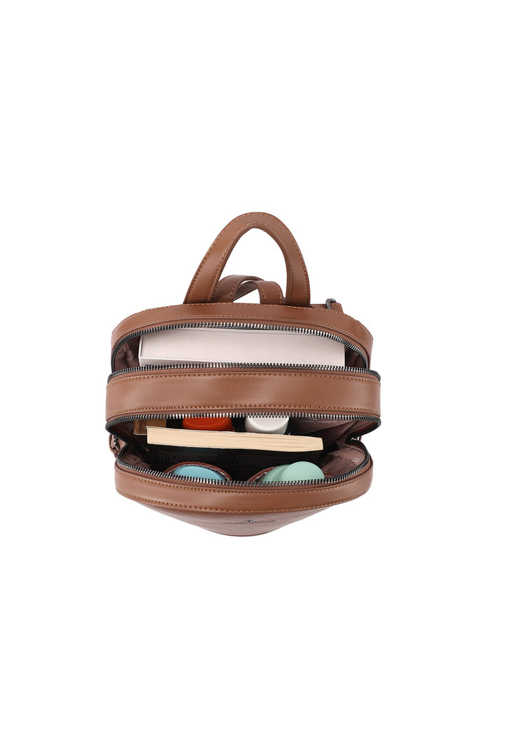 Zainetto in ecopelle con doppia zip e tasca frontale con logo metallizzato, marrone
