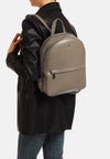 Zainetto in ecopelle con doppia zip e tasca frontale con logo metallizzato, khaki