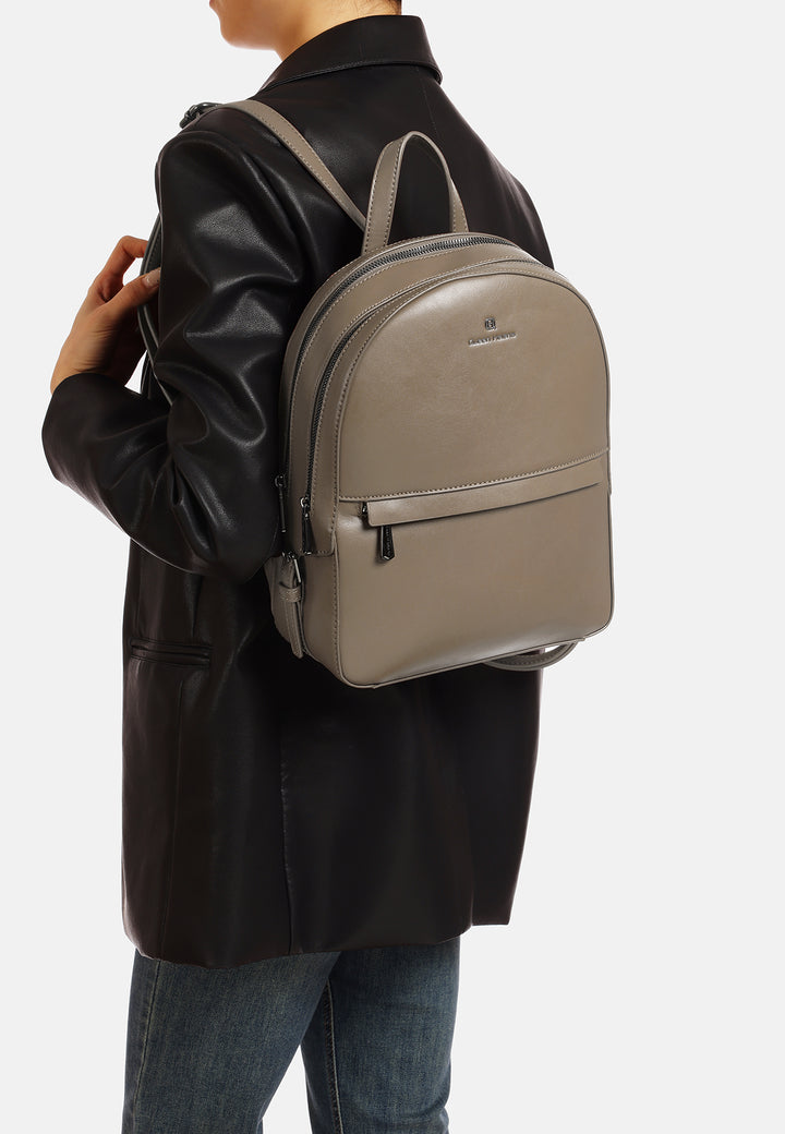 Zainetto in ecopelle con doppia zip e tasca frontale con logo metallizzato, khaki